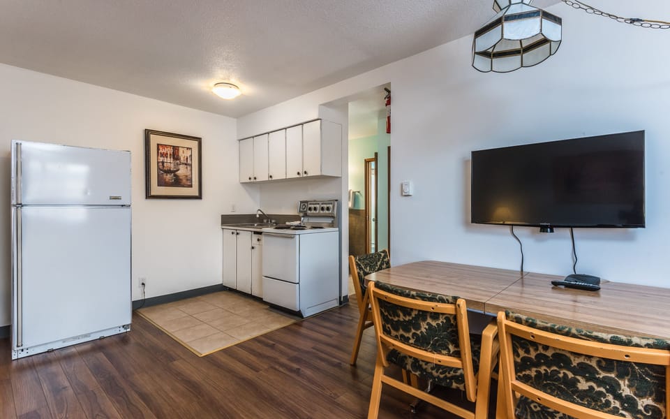 Family Suite, Multiple Beds, Kitchen | Private kitchen | Coffee/tea maker, refrigerator (on request), microwave (on request)