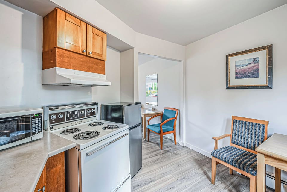 Standard Room, 2 Queen Beds, Kitchenette (Deluxe) | Private kitchen | Fridge, microwave, coffee/tea maker