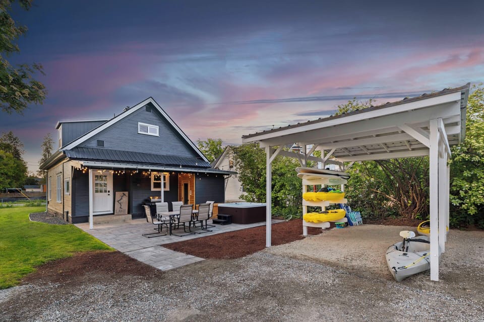 Backyard with:
6 Person Sauna
Cold Plunge
Hot Tubs
Bikes
Paddle Board
Kayaks