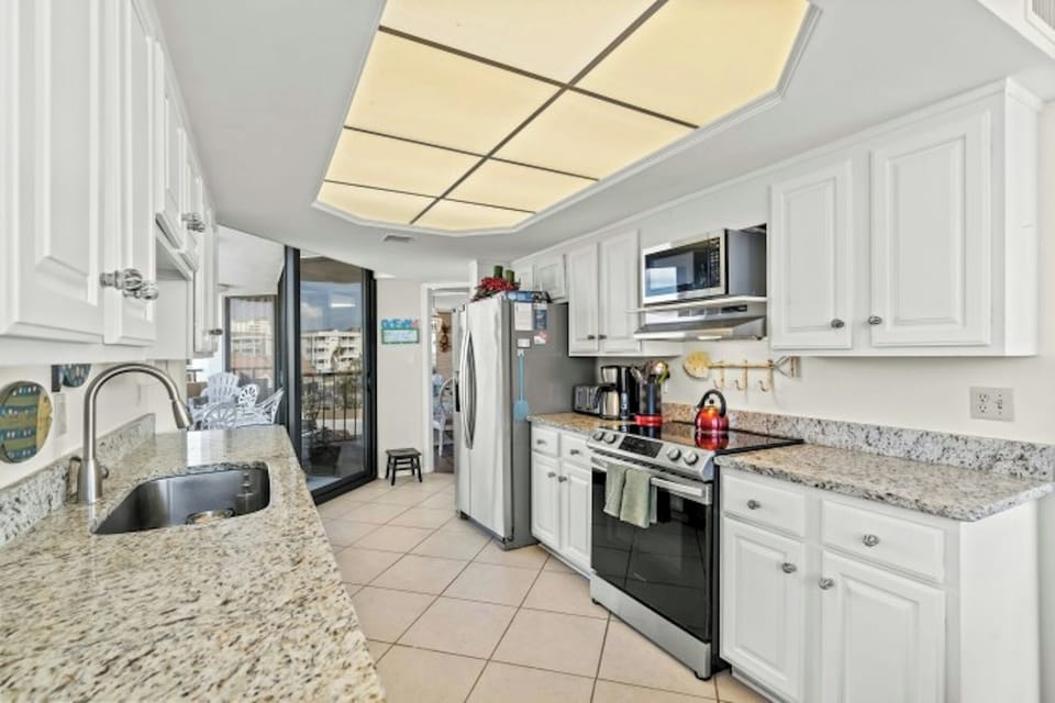 All modern appliances to make meal preparation a breeze.
