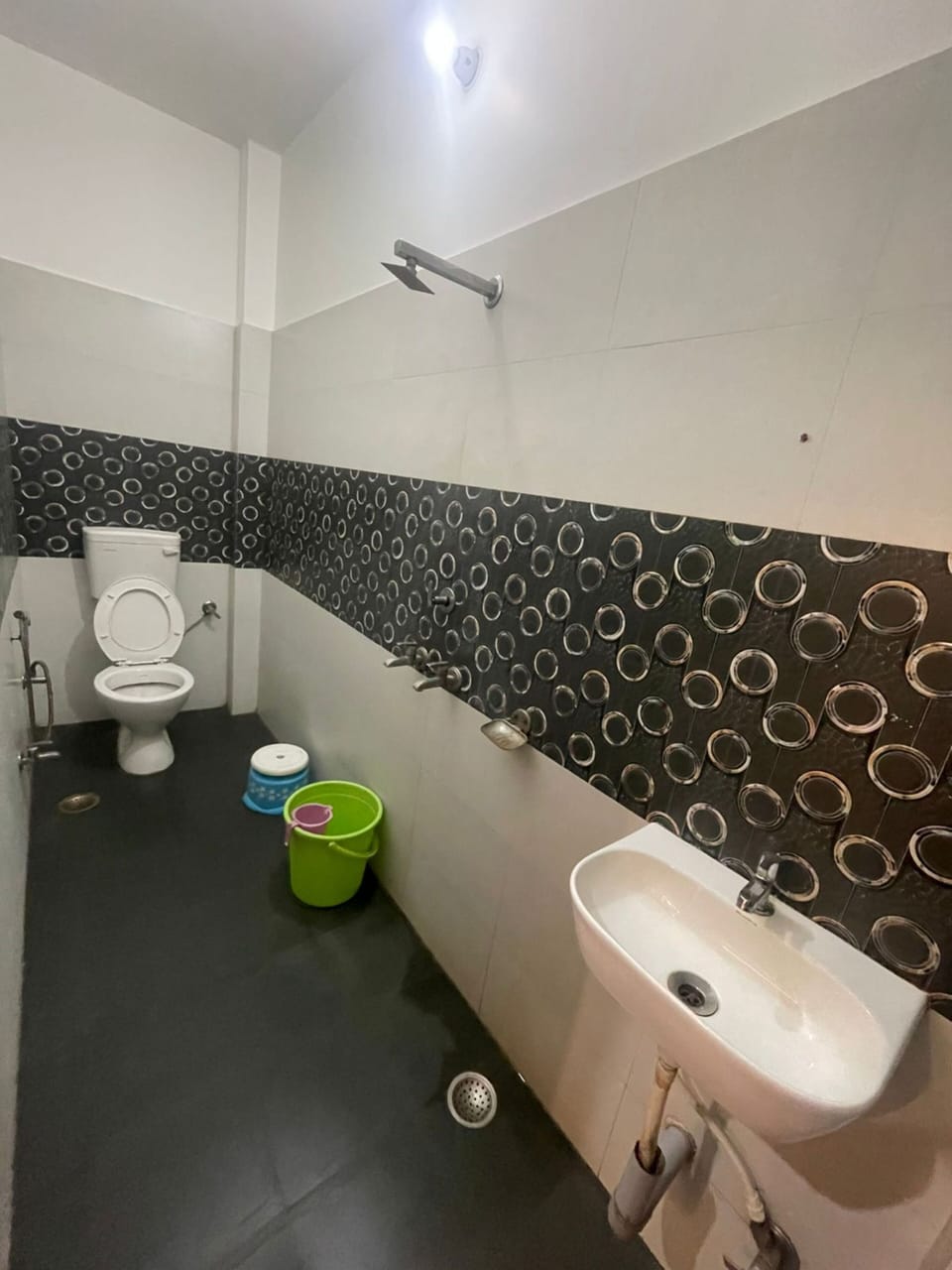 Standard Room | Bathroom | Shower, free toiletries, towels, soap