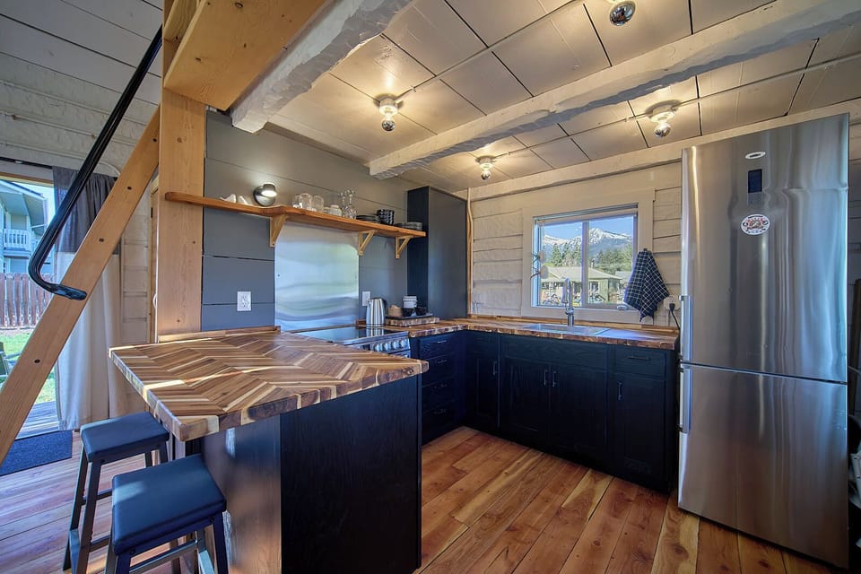 Full kitchen with everything you need for prepping meals or snacks.