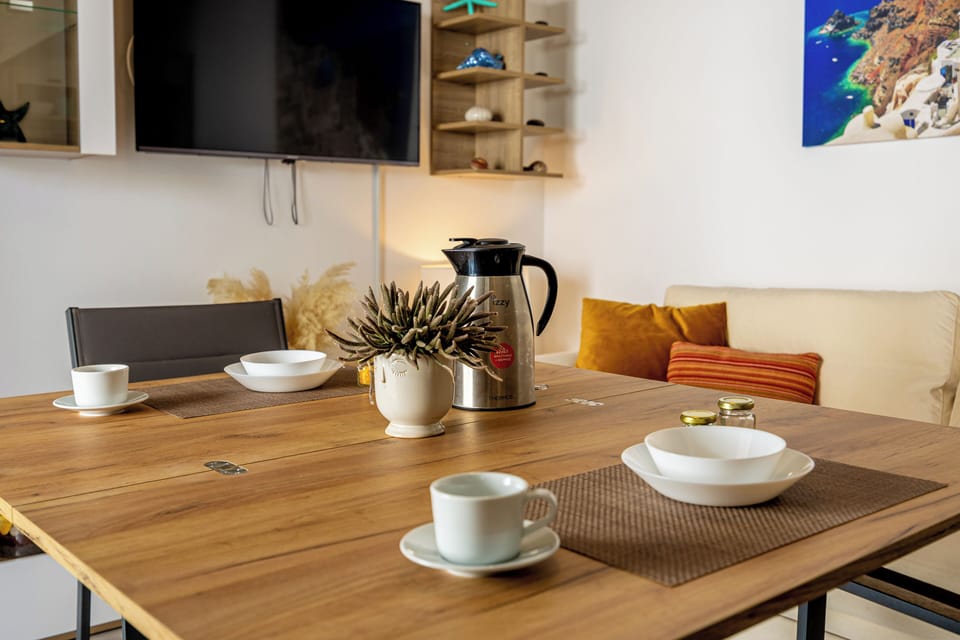 Deluxe Villa, City View | Living area