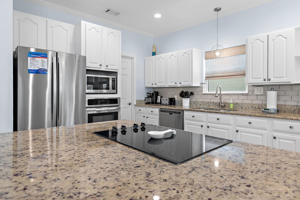 Kitchen with large island