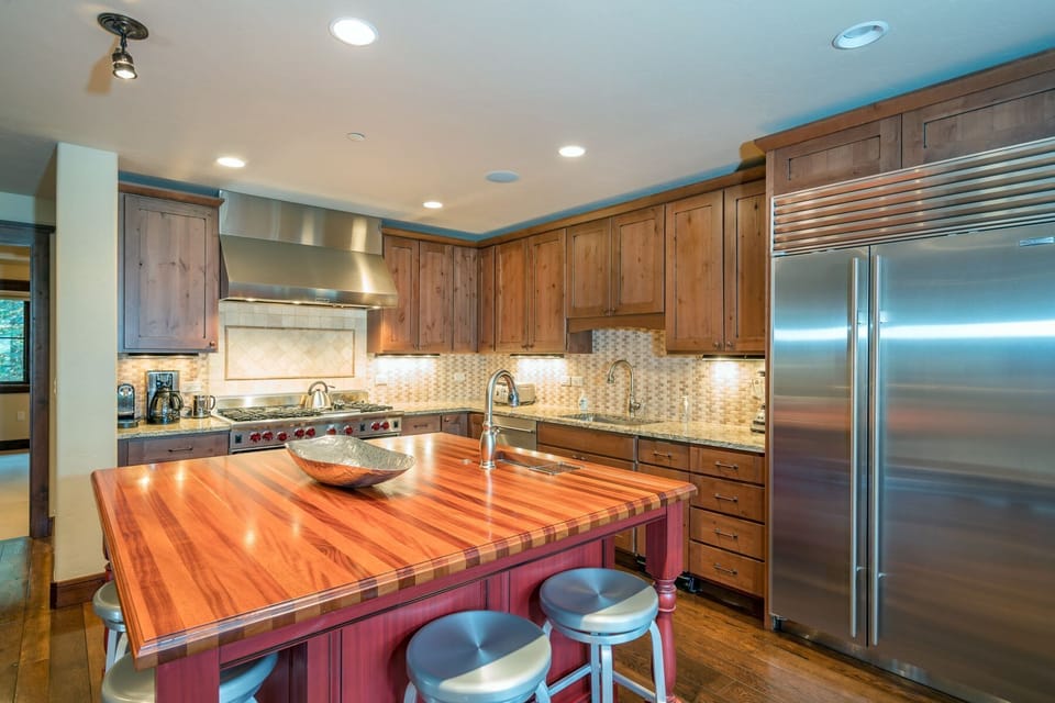 Kitchen - Chef's kitchen with large island with breakfast bar seating for 4