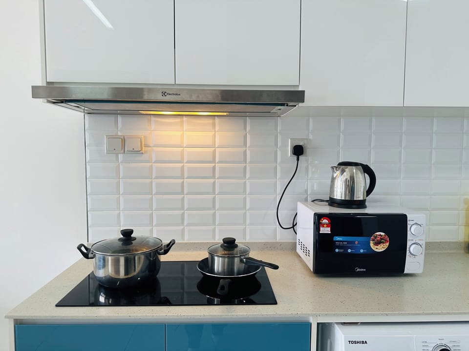Deluxe Studio, Non Smoking, City View | Private kitchen
