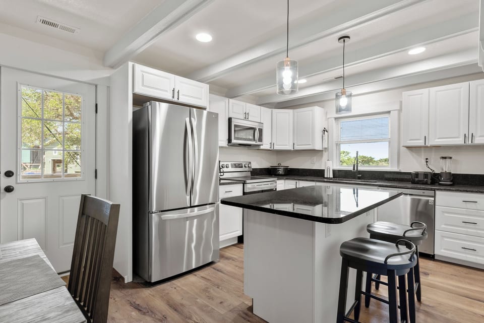 HIBX02: White Heron | Bottom Level Dining Area and Kitchen