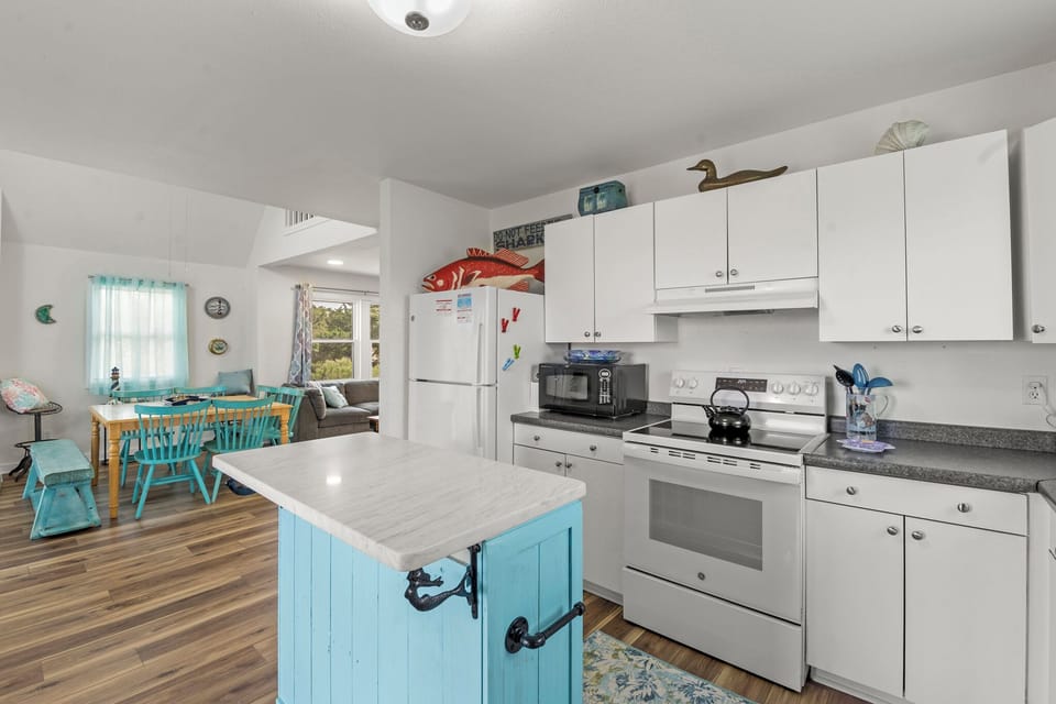 HIAV06: Goodnight Moon | Mid Level Kitchen