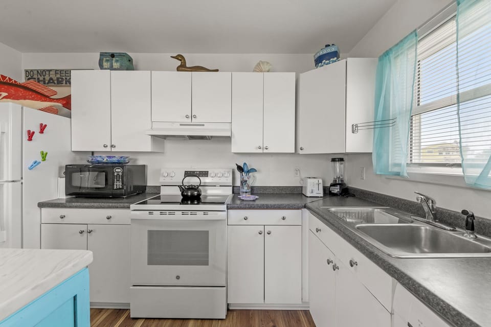 HIAV06: Goodnight Moon | Mid Level Kitchen
