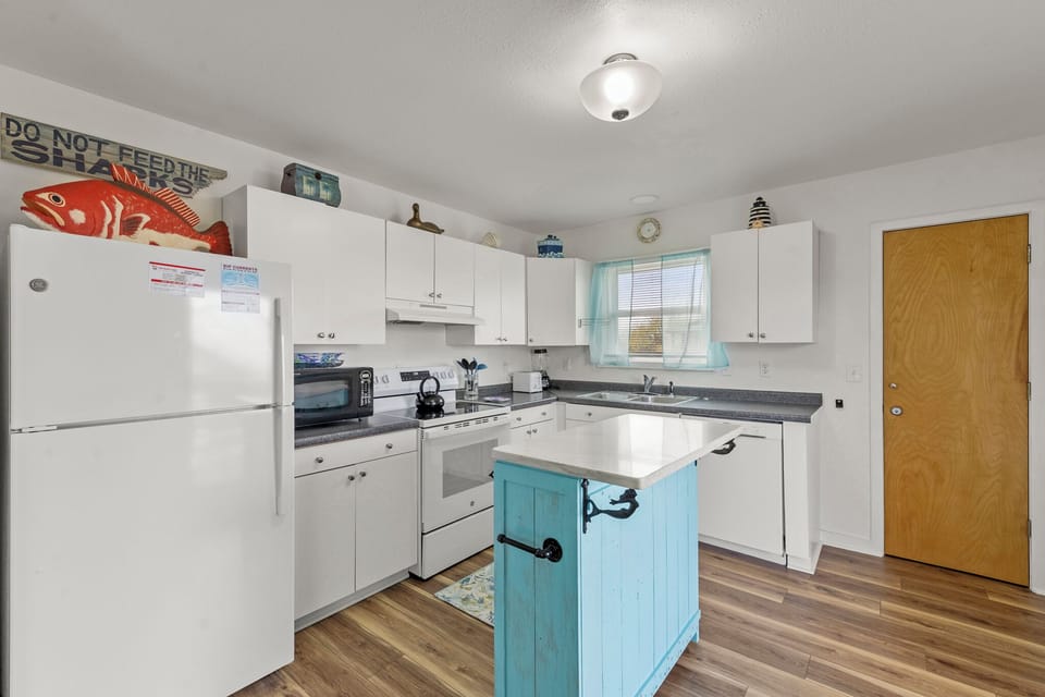 HIAV06: Goodnight Moon | Mid Level Kitchen