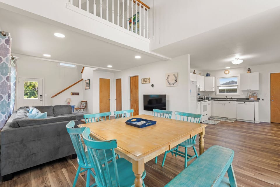 HIAV06: Goodnight Moon | Mid Level Dining Area