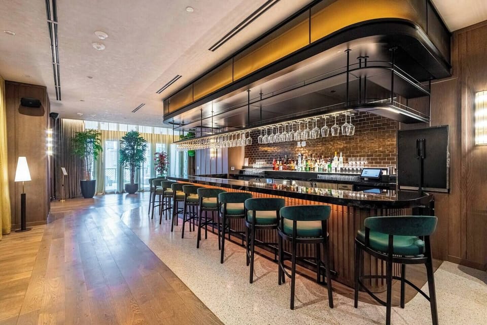 In building Bar - Restaurant (4)