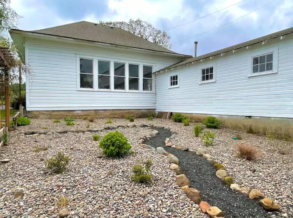 In the back there is a rock garden for guests to enjoy. 