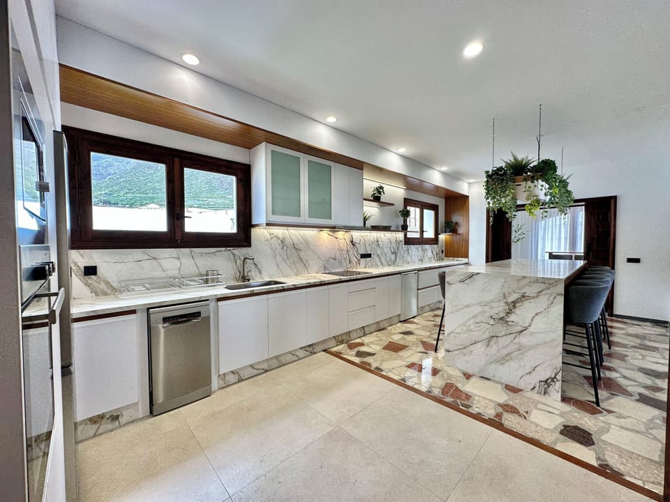 Deluxe Villa, 5 Bedrooms, Patio, Garden View | Microwave