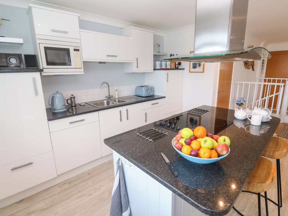 Cottage | Private kitchen | Dishwasher, cookware/dishes/utensils