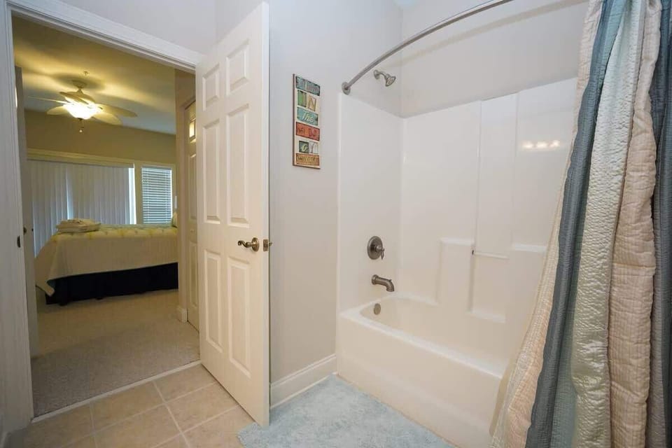 Clean, functional ensuite bathroom