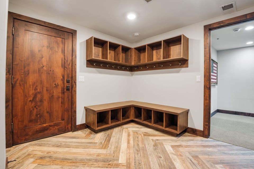 Deluxe Townhome | Laptop workspace, WiFi (free), bed sheets