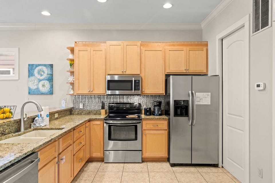 House, Multiple Beds, Patio, Garden View (6230 Thomas Dr) | Private kitchen | Freezer, dining tables