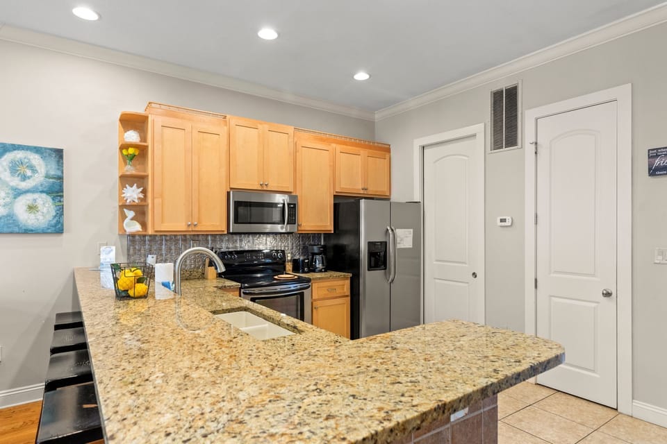 House, Multiple Beds, Patio, Garden View (6230 Thomas Dr) | Private kitchen | Freezer, dining tables