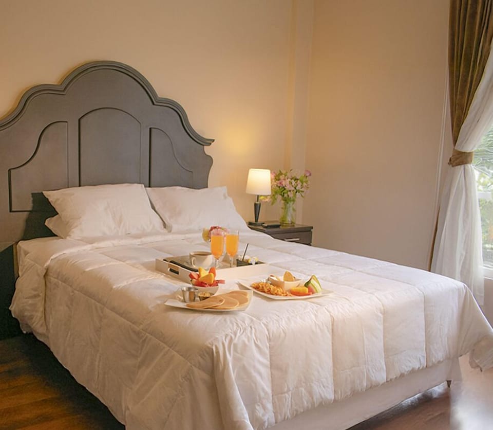 Deluxe Room | In-room dining