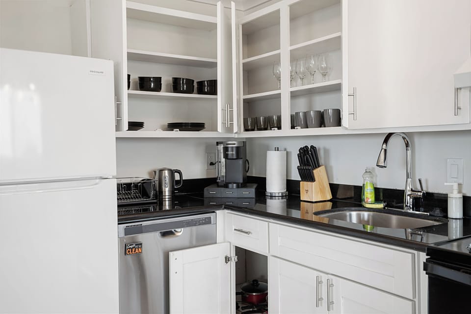 Family Apartment, 2 Bedrooms, Kitchen, Mountain View | Private kitchen