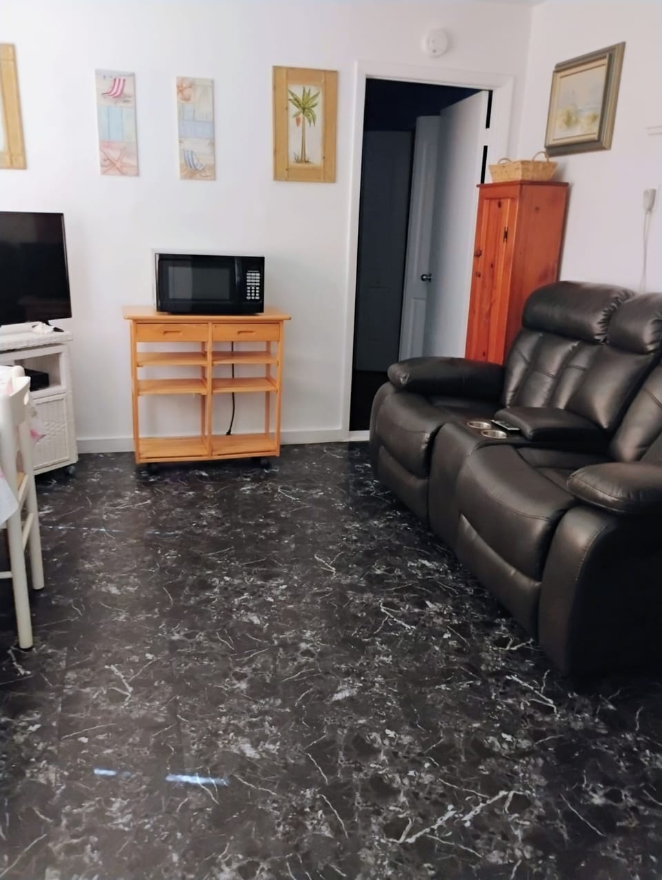 living room  w. leather loveseat recliners.. TV 