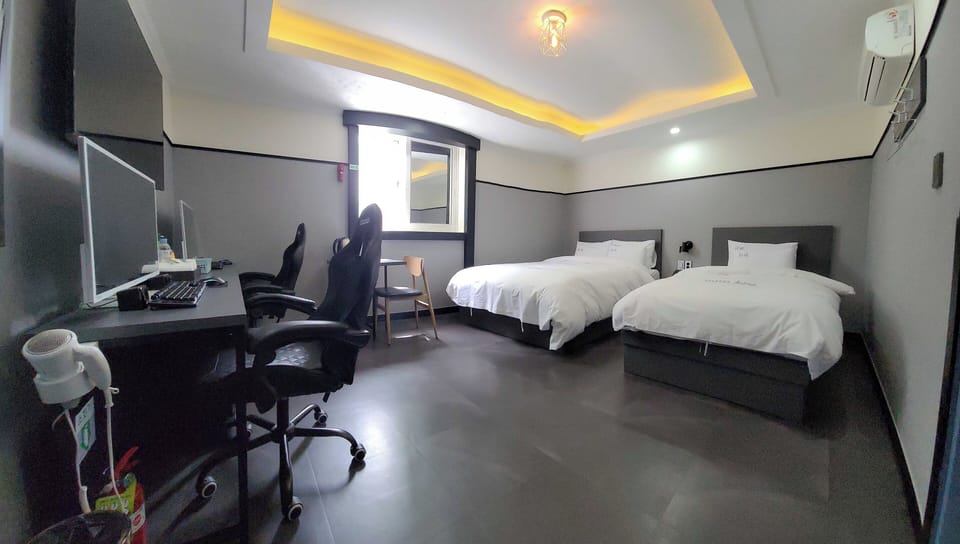 Deluxe Twin Room, City View | Soundproofing, free WiFi