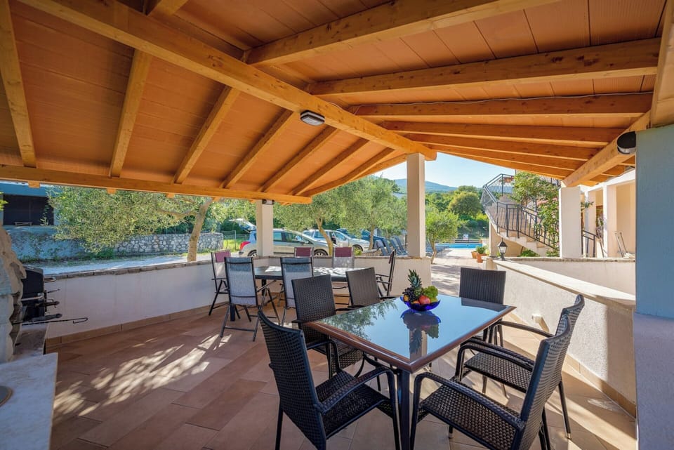Apartment | Outdoor dining