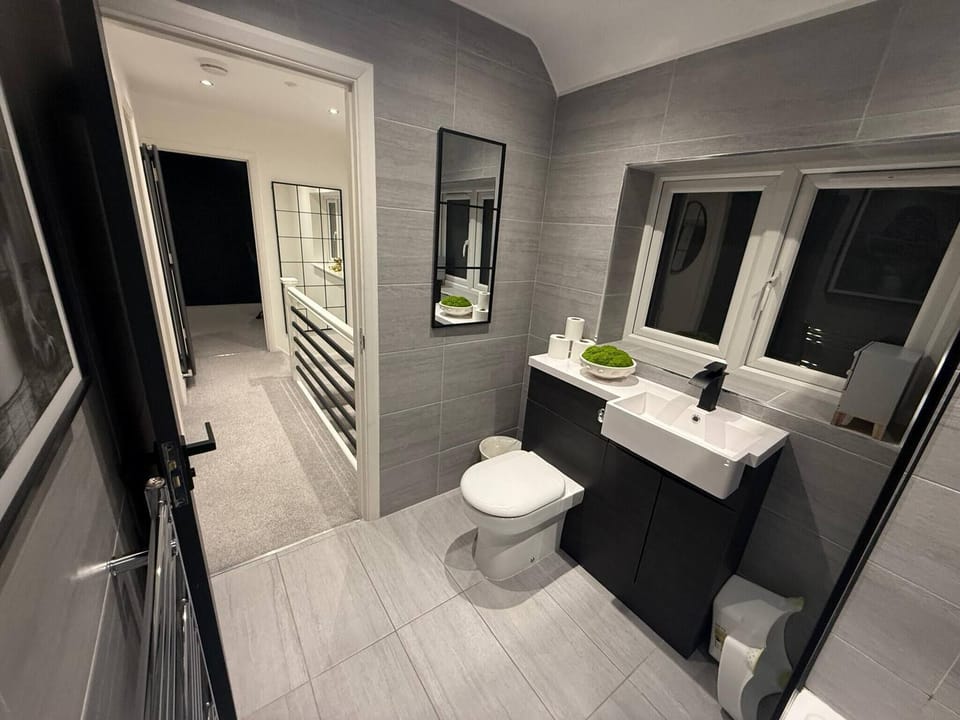 Luxury Retreat, Hot Tub, SK Massage Bed & Tesla House in Pinner