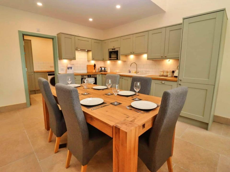 Cottage | Dining