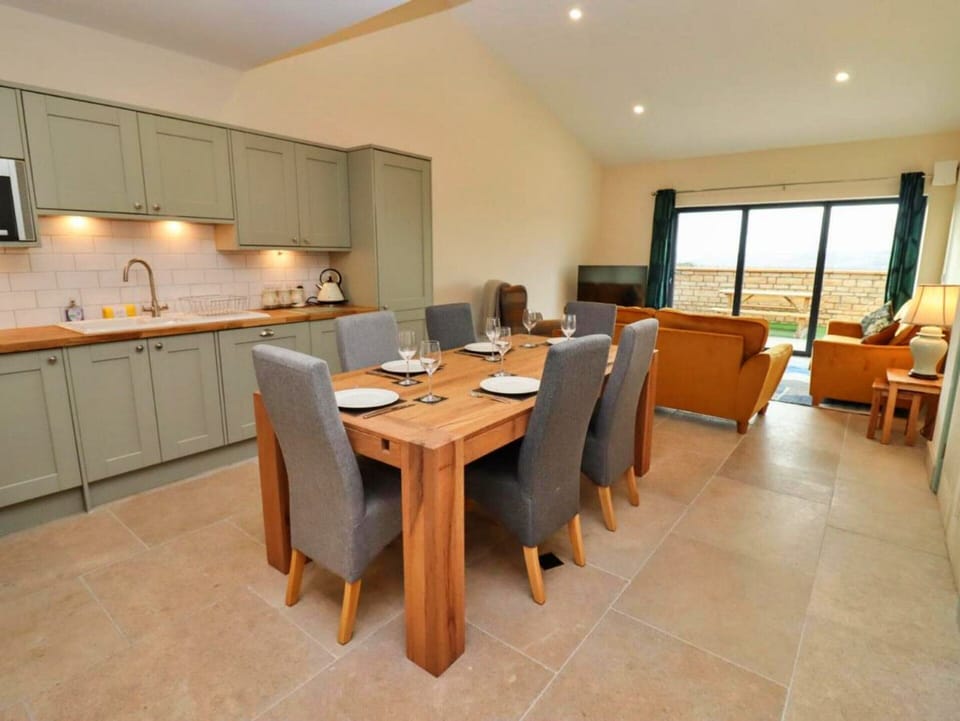 Cottage | Dining
