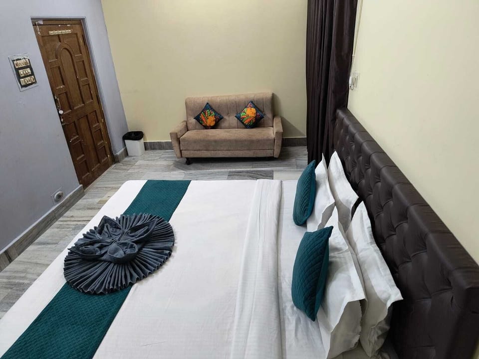 Deluxe Double or Twin Room | Desk, iron/ironing board