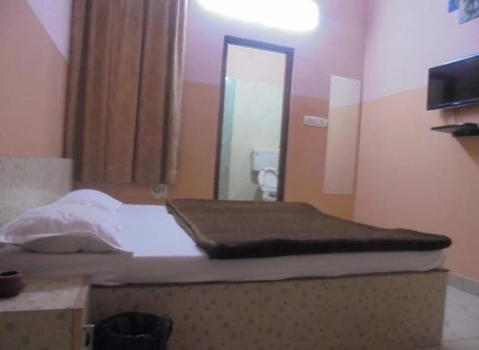 Deluxe Double Room, City View | Desk, bed sheets