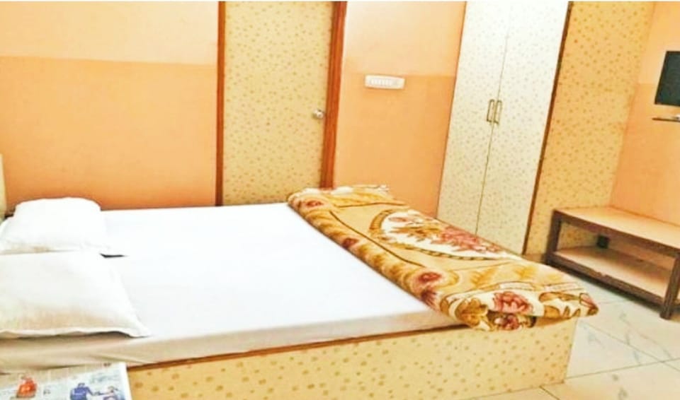Deluxe Double Room, City View | Bathroom | Free toiletries, towels, soap, shampoo