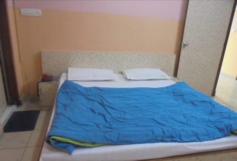 Deluxe Double Room, City View | Desk, bed sheets