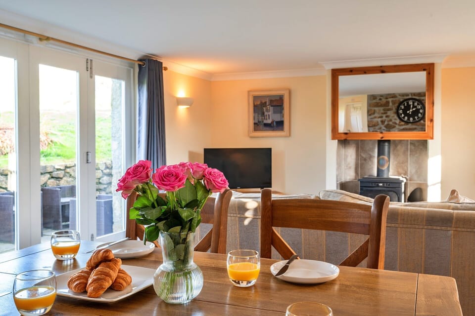 Cottage | Dining