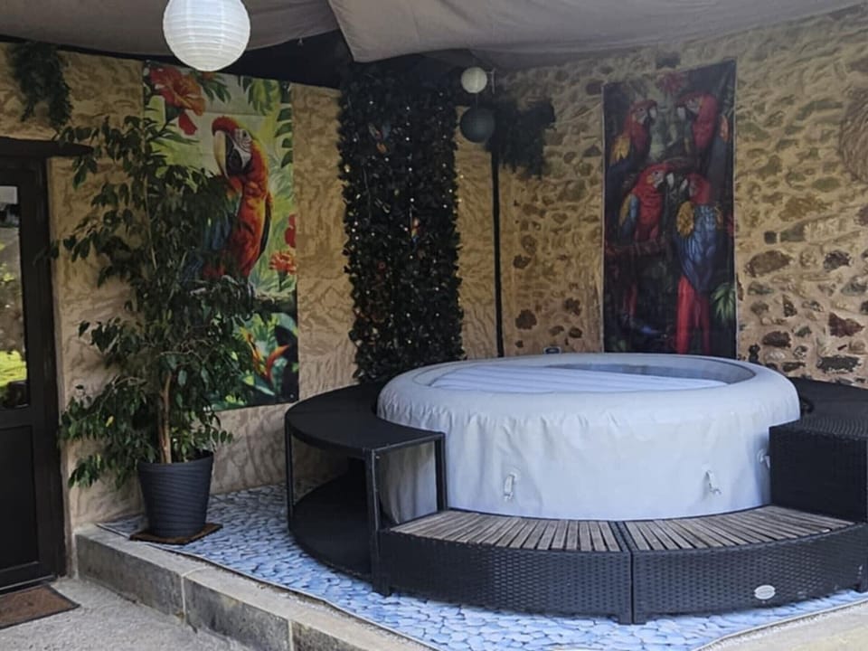 Outdoor spa tub
