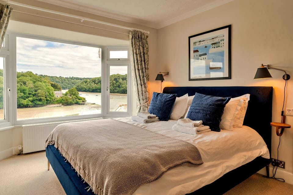 Stunning Waterfront Retreat With Hot Tub, No Deposit House in England