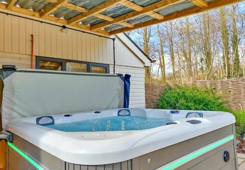 Cottage | Outdoor spa tub