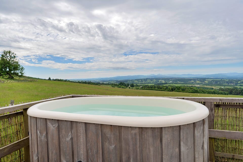 Chalet | Outdoor spa tub