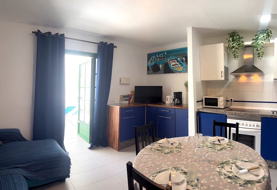 Apartment, 2 Bedrooms, Terrace, Pool View | Dining room