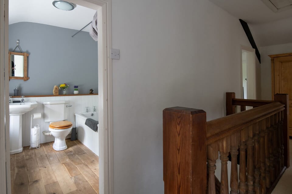 Cozy Pet-friendly Cottage in Snowdonia, No Deposit Cottage in Bro Machno