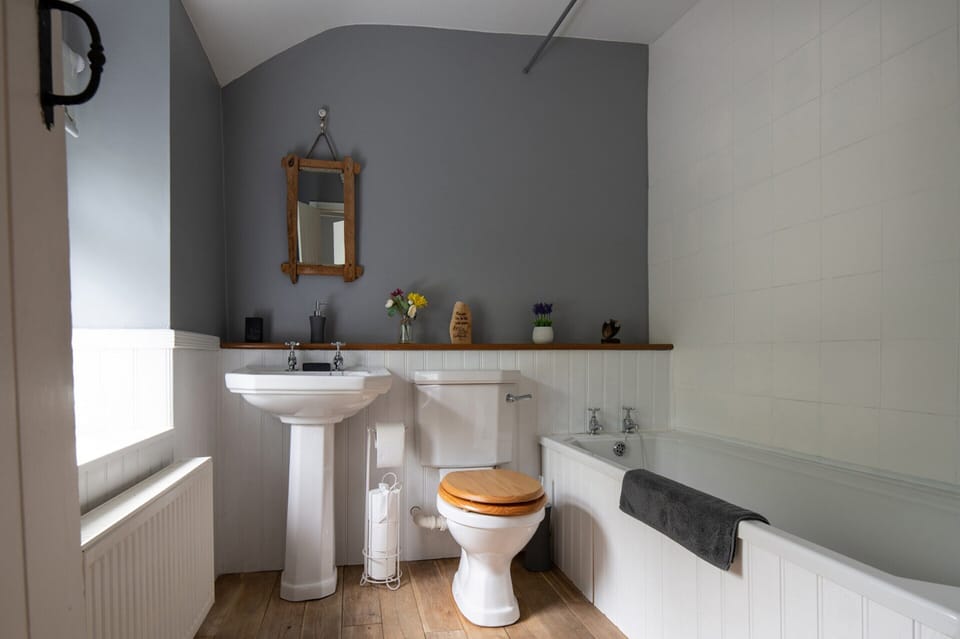 Cozy Pet-friendly Cottage in Snowdonia, No Deposit Cottage in Bro Machno