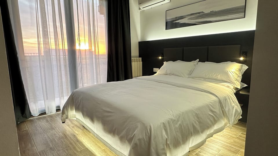 Suite, City View | In-room safe, desk, laptop workspace, soundproofing