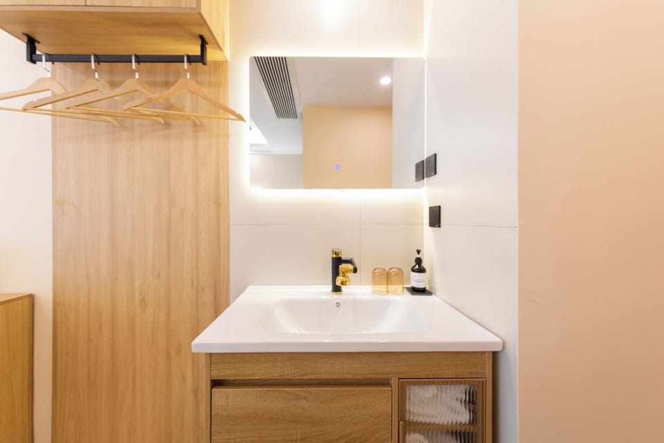 Shower, rainfall showerhead, free toiletries, hair dryer