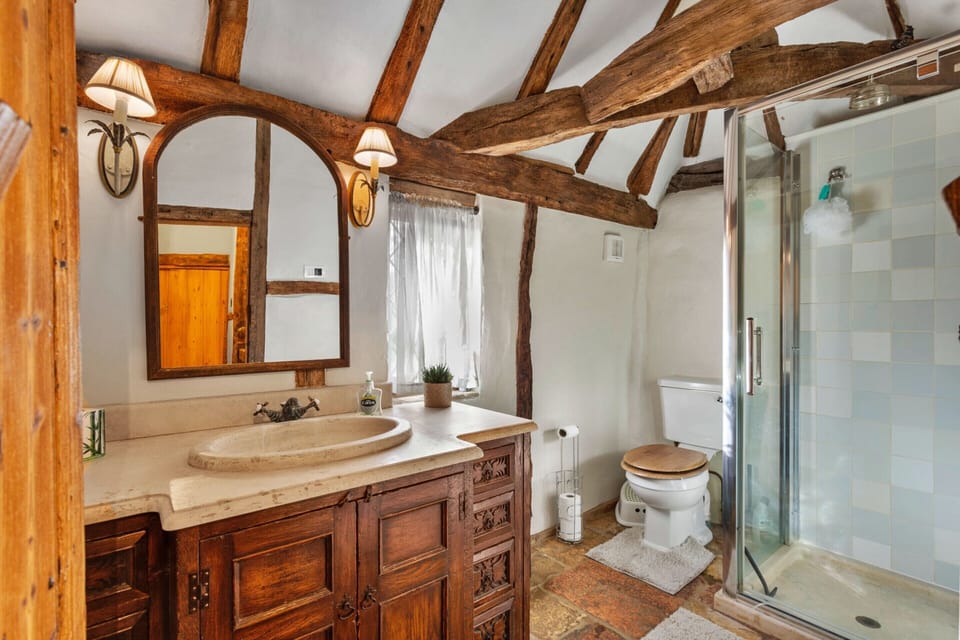 Characterful Cottage With hot Tub, No Deposit Cottage in Mid Sussex District