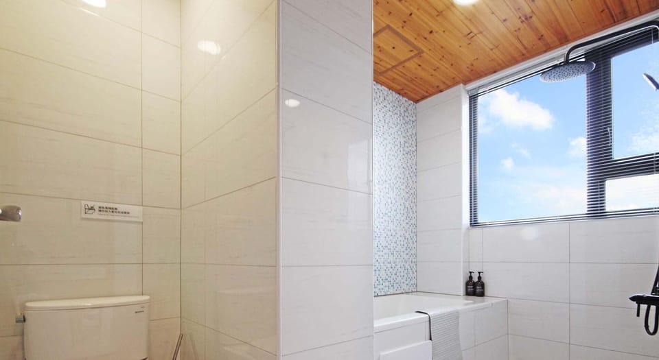 Deluxe Double Room, 1 Queen Bed, Balcony, Partial Ocean View | Bathroom | Shampoo, toilet paper