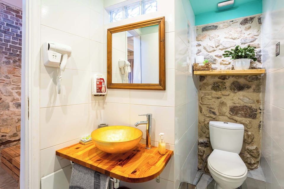 Minimal Bathroom Design with Bright and Functional Space