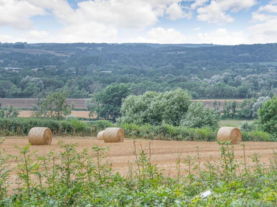 Barn in Cotswolds With Hot Tub & Scenic Views Cottage in Cotswold District
