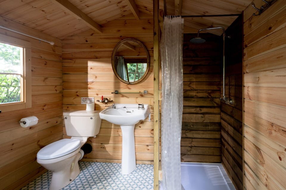 Woodlang Glamping Near Newbury, No Deposit Chalet in England